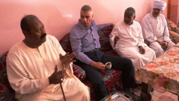 محافظ أسوان يتناول الشاى مع الأهالي بمضيفة شعبية بقرية توشكى بنصرالنوبة محافظ أسوان يتناول الشاى مع الأهالي بمضيفة شعبية بقرية توشكى بنصرالنوبة