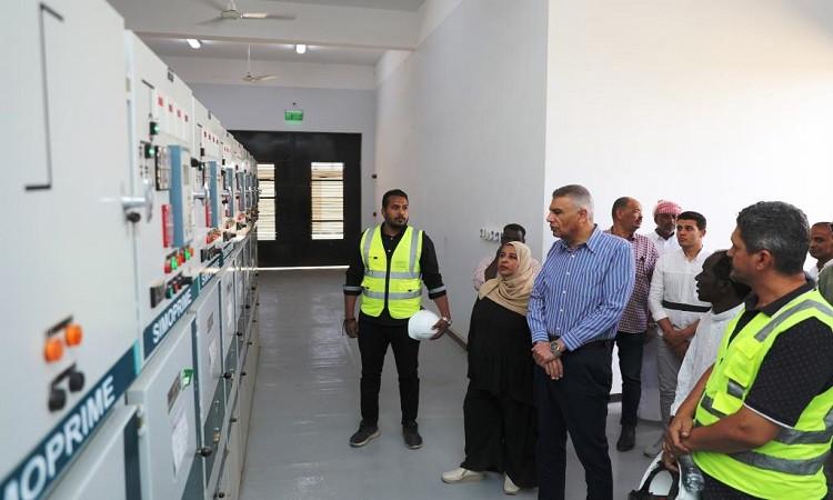 محافظ أسوان يواصل جولاته الميدانية بتفقد موزع كهرباء توشكى نصر النوبة