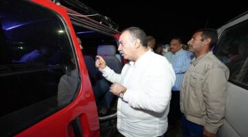 محافظ أسيوط يتابع مواقف السرفيس للتأكد من وضع الملصقات بالتعريفة الجديدة