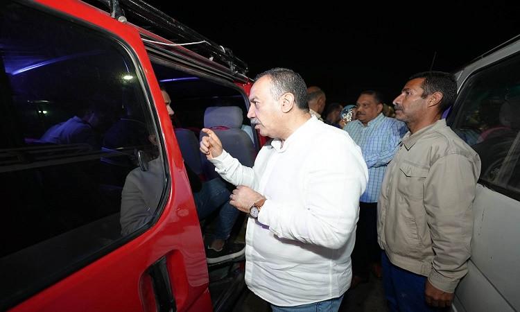 محافظ أسيوط يتابع مواقف السرفيس للتأكد من وضع الملصقات بالتعريفة الجديدة محافظ أسيوط يتابع مواقف السرفيس للتأكد من وضع الملصقات بالتعريفة الجديدة