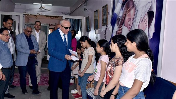 محافظ الأقصر يقدم التهنئة لأطفال القبطية الأرثوذكسية بمناسبة عيد القيامة (صور) محافظ الأقصر يقدم التهنئة لأطفال القبطية الأرثوذكسية بمناسبة عيد القيامة (صور)
