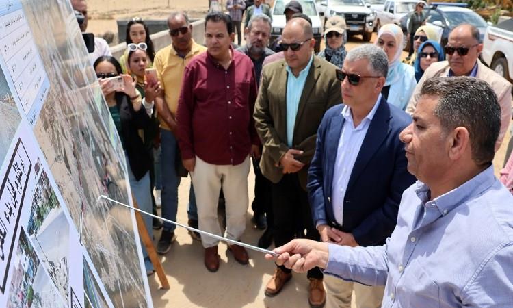 محافظ الإسماعيلية يتفقد تطوير طريق الحمادات السحارة بتكلفة 25 مليون جنيه محافظ الإسماعيلية يتفقد تطوير طريق الحمادات السحارة بتكلفة 25 مليون جنيه