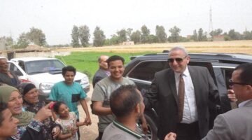 محافظ الغربية يتفقد قرية أشناواي ويستمع لشكاوى ومقترحات الأهالي