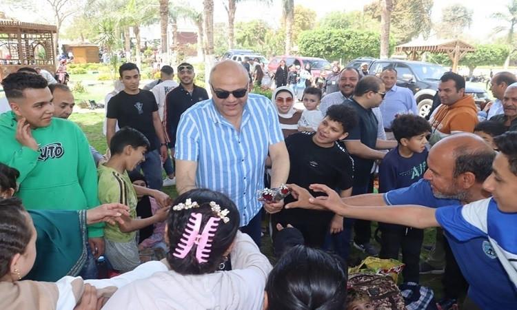 محافظ القليوبية يتفقد حدائق القناطر الخيريةويشارك المواطنين فرحة عيد الربيع محافظ القليوبية يتفقد حدائق القناطر الخيريةويشارك المواطنين فرحة عيد الربيع