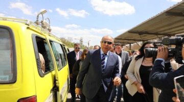 محافظ المنيا يتفقد مواقف الأجرة ويؤكد تطبيق التعريفة الجديدة