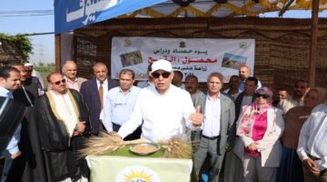 محافظ المنيا يشارك المزارعين حصاد القمح ويؤكد دورهم في تحقيق الأمن الغذائي