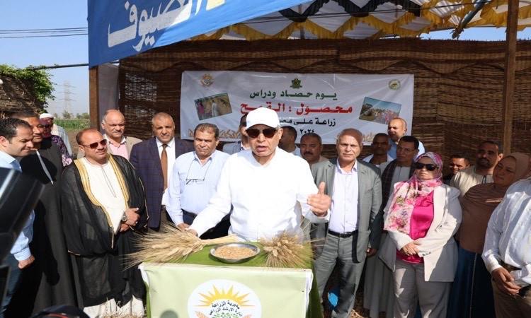 محافظ المنيا يشارك المزارعين حصاد القمح ويؤكد دورهم في تحقيق الأمن الغذائي محافظ المنيا يشارك المزارعين حصاد القمح ويؤكد دورهم في تحقيق الأمن الغذائي
