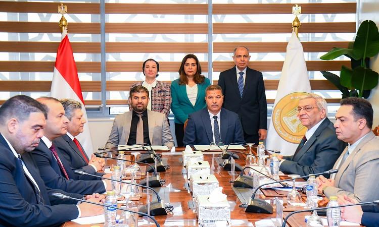 محافظ المنيا يشهد توقيع عقد إدارة وتشغيل مصنع تدوير المخلفات بالعدوة محافظ المنيا يشهد توقيع عقد إدارة وتشغيل مصنع تدوير المخلفات بالعدوة