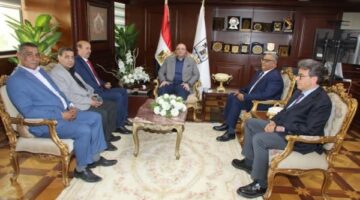 محافظ بني سويف يلتقي النقيب العام للأطباء البيطريين لمناقشة بعض الملفات