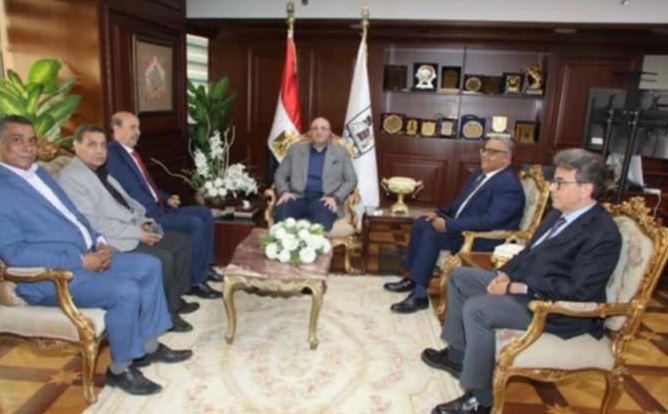محافظ بني سويف يناقش ملفات الطب البيطري خلال لقائه بنقيب الأطباء البيطريين