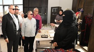 محافظ جنوب سيناء يتفقد قرية التراث البدوي ويشيد بجهود العارضات| صور