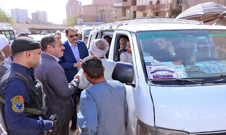محافظ سوهاج يتفقد سير العمل بمحطات الوقود ومواقف سيارات الأجرة محافظ سوهاج يتفقد سير العمل بمحطات الوقود ومواقف سيارات الأجرة