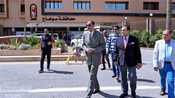 محافظ سوهاج يطلق إشارة بدء ماراثون المشي بمشاركة 400 شاب وفتاة محافظ سوهاج يطلق إشارة بدء ماراثون المشي بمشاركة 400 شاب وفتاة