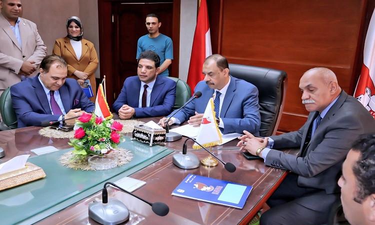 محافظ سوهاج يوجه بتوزيع 20 ألف حقيبة مواد غذائية بمناسبة العيد القومي محافظ سوهاج يوجه بتوزيع 20 ألف حقيبة مواد غذائية بمناسبة العيد القومي
