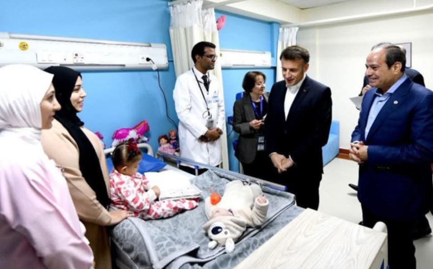 محافظ شمال سيناء: ماكرون انفعل وتأثر بشدة داخل مستشفى العريش من قصص الأشقاء بغزة