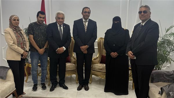 محافظ قنا يكرّم سفراء "مؤسسة سقيا الماء" محافظ قنا يكرّم سفراء "مؤسسة سقيا الماء"