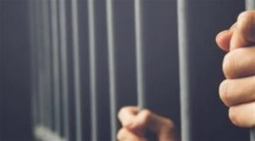 محامي المتهم بهتك عرض طفلة العاشر: موكلي يُعامل معاملة الأطفال