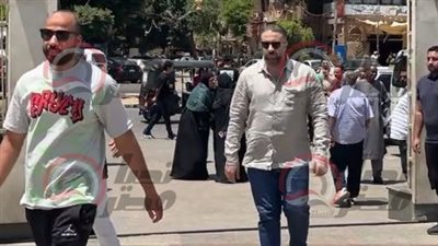 محمد سراج الدين عضو مجلس إدارة النادي الأهلي يشارك في جنازة أمح الدولي أشهر مشجعي القلعة الحمراء (فيديو) محمد سراج الدين عضو مجلس إدارة النادي الأهلي يشارك في جنازة أمح الدولي أشهر مشجعي القلعة الحمراء (فيديو)
