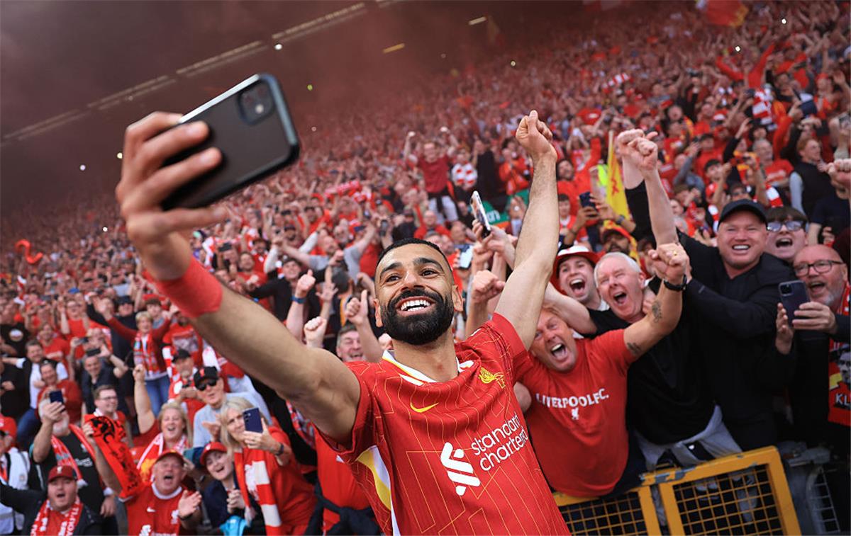 محمد صلاح يتغنى بـ سلوت في ليلة تتويج ليفربول: لم أعد مضطرًا للدفاع.. وهذا اللقب أفضل من 2020 محمد صلاح يتغنى بـ سلوت في ليلة تتويج ليفربول: لم أعد مضطرًا للدفاع.. وهذا اللقب أفضل من 2020
