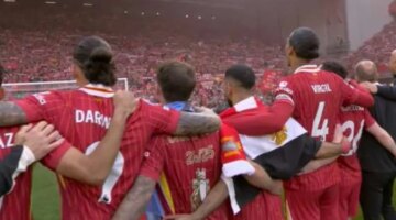 محمد صلاح يحتفل مع جماهير ليفربول بعلم مصر بعد التتويج بـ«البريميرليج»