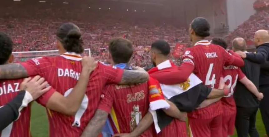 محمد صلاح يحتفل مع جماهير ليفربول بعلم مصر بعد التتويج بـ«البريميرليج» محمد صلاح يحتفل مع جماهير ليفربول بعلم مصر بعد التتويج بـ«البريميرليج»