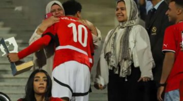 محمد عبد الله يهدي والدته جائزة رجل مباراة مصر وجنوب أفريقيا