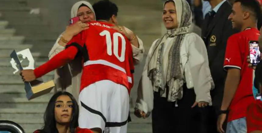 محمد عبد الله يهدي والدته جائزة رجل مباراة مصر وجنوب أفريقيا محمد عبد الله يهدي والدته جائزة رجل مباراة مصر وجنوب أفريقيا