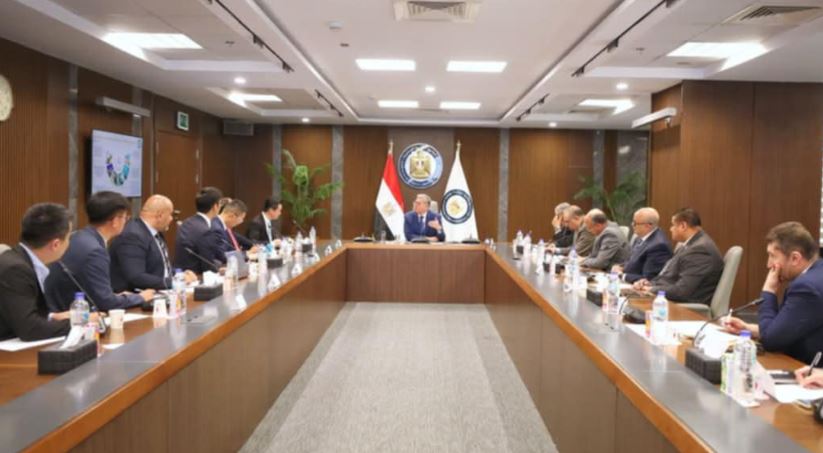 وزير البترول يبحث مع وفد شركة هواوى سبل تعزيز التعاون فى مجالات التحول الرقمى والطاقات النظيفة والهيدروجين