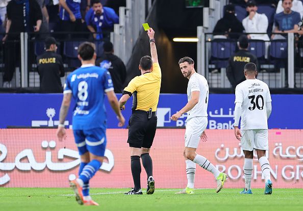 مدافع الشباب ينتقد التحكيم بعد التعادل مع الهلال مدافع الشباب ينتقد التحكيم بعد التعادل مع الهلال