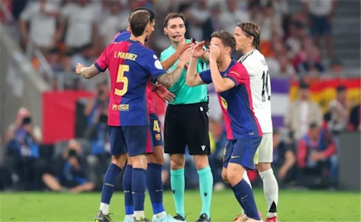 مدافع برشلونة: ما حدث لا يليق بنادي بحجم ريال مدريد.. وكرة القدم انتصرت مدافع برشلونة: ما حدث لا يليق بنادي بحجم ريال مدريد.. وكرة القدم انتصرت