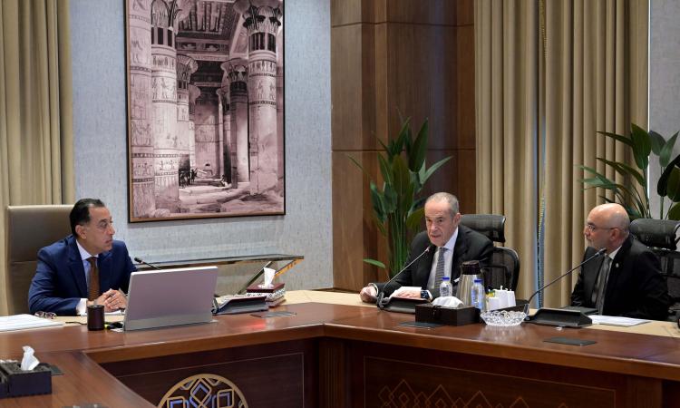 مدبولي: الدولة تحرص على دعم صناعة السيارات وتقديم مختلف التيسيرات