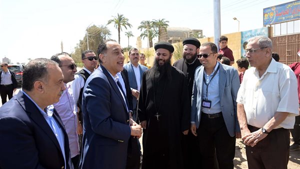 مدبولي يتوقف بالركاب لإلقاء التحية لمعلمي وطلاب مدرسة “سانت ماري” بمنفلوط مدبولي يتوقف بالركاب لإلقاء التحية لمعلمي وطلاب مدرسة “سانت ماري” بمنفلوط