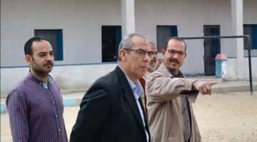 مدير "تعليم السويس" يتفقد المدارس.. ويؤكد: "لا تهاون فى حق الطالب"