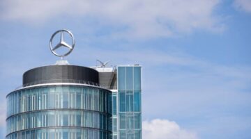 مرسيدس تتراجع عن توقعاتها للأرباح بسبب تعريفات ترامب
