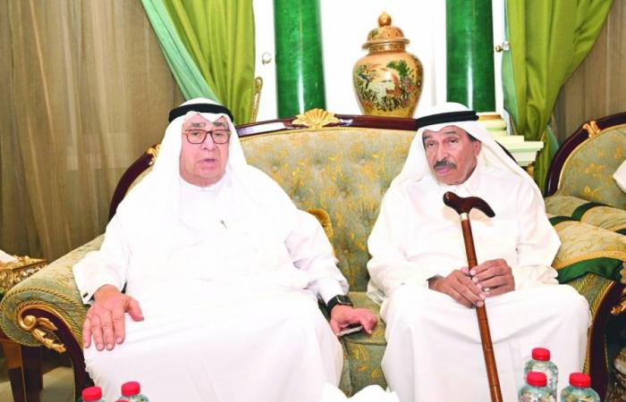 مسؤولون يقدمون واجب العزاء في وفاة فردان بن علي الفردان مسؤولون يقدمون واجب العزاء في وفاة فردان بن علي الفردان