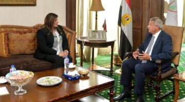 مساعد وزيرالسياحة ورئيس الأعلى للإعلام يناقشان سبل التوعية بشعائر الحج