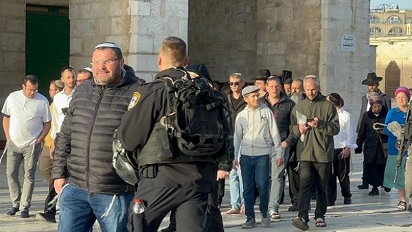 مستوطنون يقتحمون الأقصى وينفذون جولات استفزازية في "عيد الفصح اليهودى" مستوطنون يقتحمون الأقصى وينفذون جولات استفزازية في "عيد الفصح اليهودى"