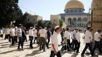 مستوطنون يقتحمون باحات المسجد الأقصى تحت حماية شرطة الاحتلال الإسرائيلي