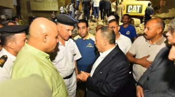 مشرفا على جهود الانقاذ.. محافظ أسيوط يتفقد موقع المنزل المنهار بحي غرب