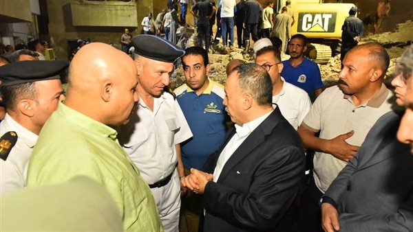 مشرفا على جهود الانقاذ.. محافظ أسيوط يتفقد موقع المنزل المنهار بحي غرب