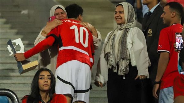 مصر وجنوب أفريقيا .. محمد عبد الله يحتفل بجائزة رجل المباراة مع والدته وشقيقته مصر وجنوب أفريقيا .. محمد عبد الله يحتفل بجائزة رجل المباراة مع والدته وشقيقته