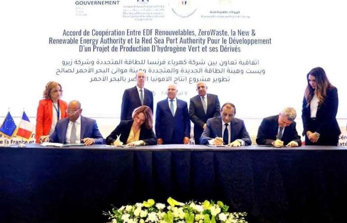 مصر وفرنسا توقعان اتفاقاً بـ7 مليارات يورو لتطوير محطة للهيدروجين الأخضر مصر وفرنسا توقعان اتفاقاً بـ7 مليارات يورو لتطوير محطة للهيدروجين الأخضر