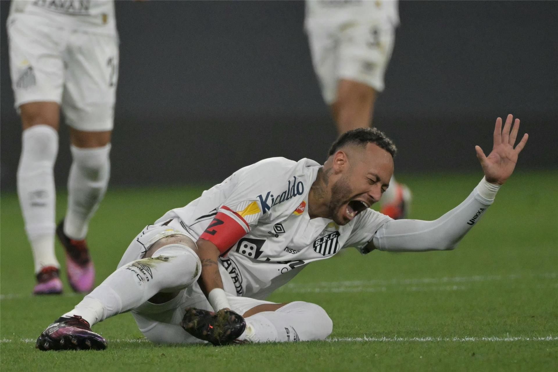 مصكوك بعين.. جماهير الهلال تلقي لعنتها على نيمار مصكوك بعين.. جماهير الهلال تلقي لعنتها على نيمار