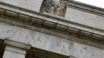 مع تباطؤ تقدم التضخم.. الاحتياطي الفيدرالي يشير للانتظار في خفض أسعار الفائدة