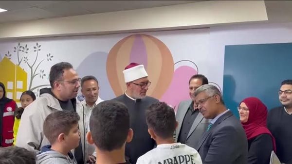 مفتي الجمهورية يتفقد مستشفى العريش العام ويطمئن على المصابين الفلسطينيين مفتي الجمهورية يتفقد مستشفى العريش العام ويطمئن على المصابين الفلسطينيين