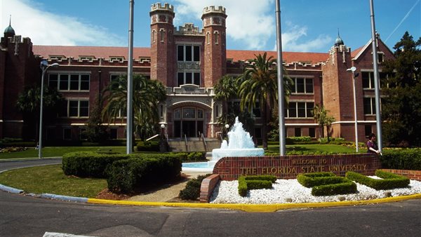 مقتل 2 وإصابة 5 في حادثة إطلاق نار بجامعة فلوريدا الأمريكية مقتل 2 وإصابة 5 في حادثة إطلاق نار بجامعة فلوريدا الأمريكية