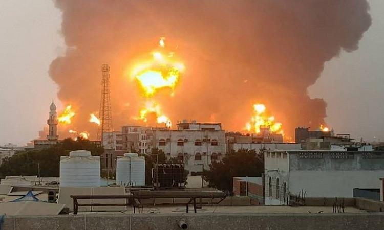 مقتل 42 شخصا جراء غارة أمريكية استهدفت سوق فروة في صنعاء مقتل 42 شخصا جراء غارة أمريكية استهدفت سوق فروة في صنعاء