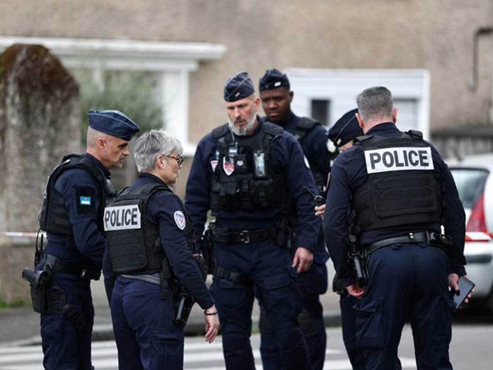 مقتل طالب وإصابة ثلاثة آخرين في حادث طعن بمدرسة غرب فرنسا مقتل طالب وإصابة ثلاثة آخرين في حادث طعن بمدرسة غرب فرنسا