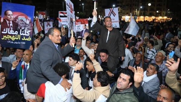 ملحمة شعبية.. آلاف المصريين يعلنون رفضهم تهجير الفلسطينيين من العريش ملحمة شعبية.. آلاف المصريين يعلنون رفضهم تهجير الفلسطينيين من العريش