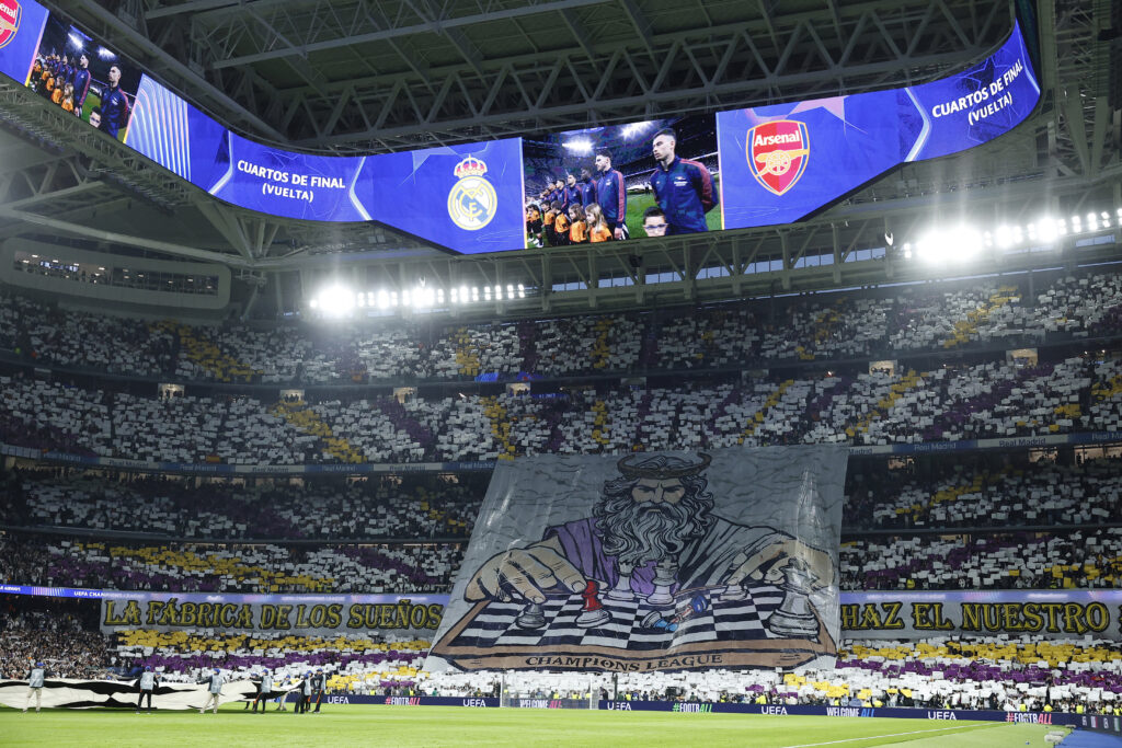 ملك أوروبا يُسقط أرسنال.. جماهير ريال مدريد تُبدع بتيفو مهيب في ليلة الأبطال ملك أوروبا يُسقط أرسنال.. جماهير ريال مدريد تُبدع بتيفو مهيب في ليلة الأبطال